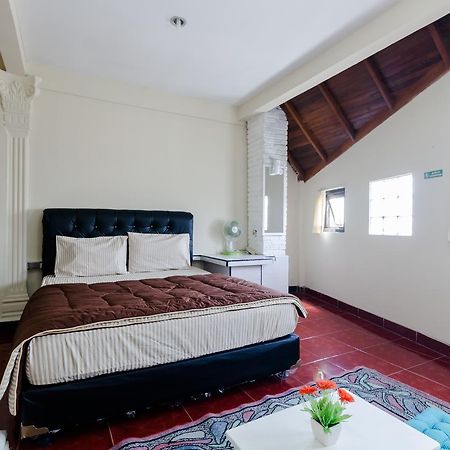 Pele Guesthouse Bandung Buitenkant foto