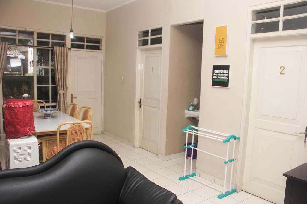 Pele Guesthouse Bandung Buitenkant foto