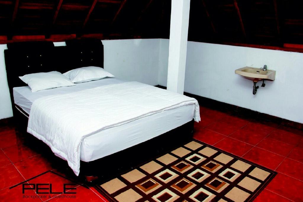 Pele Guesthouse Bandung Buitenkant foto