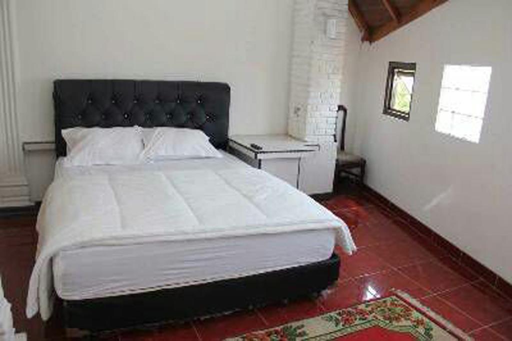 Pele Guesthouse Bandung Buitenkant foto