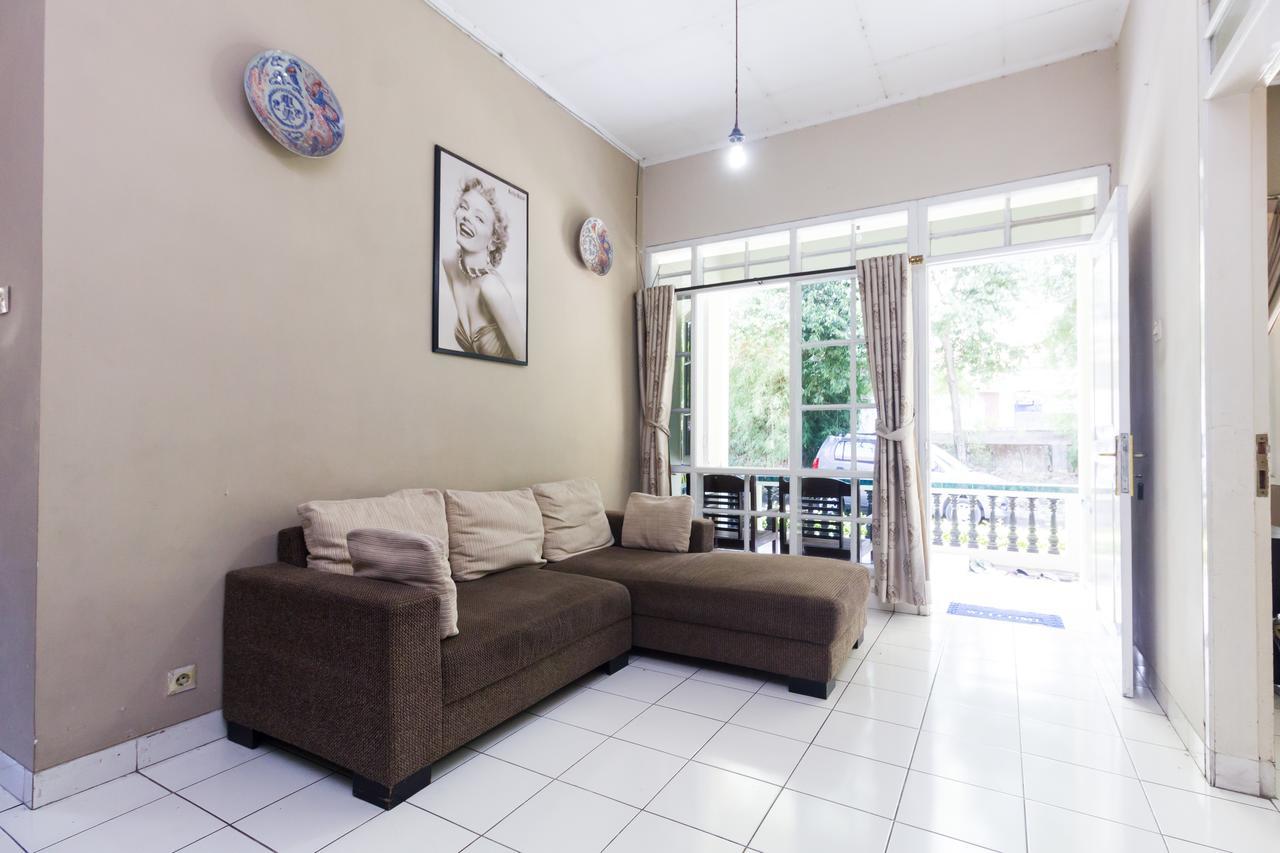 Pele Guesthouse Bandung Buitenkant foto