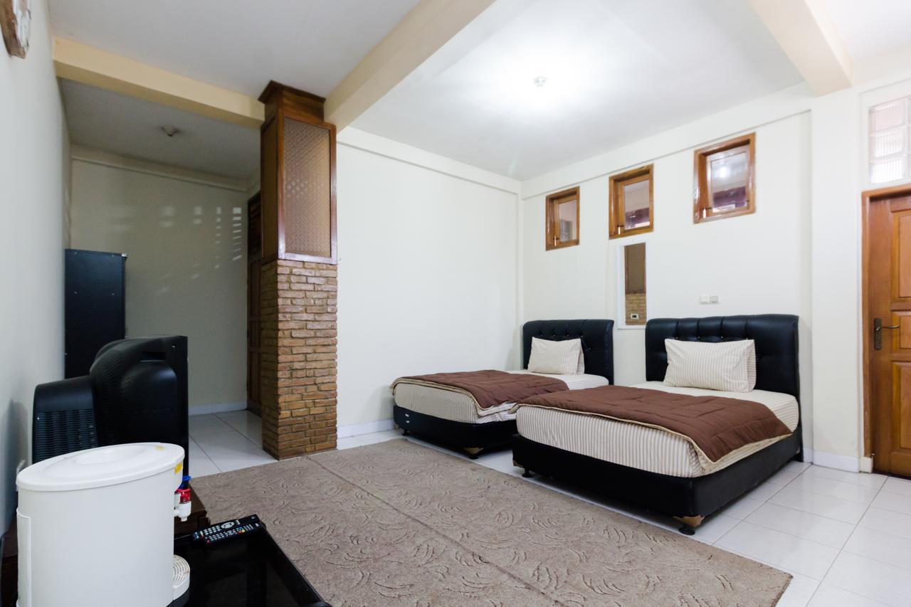 Pele Guesthouse Bandung Buitenkant foto