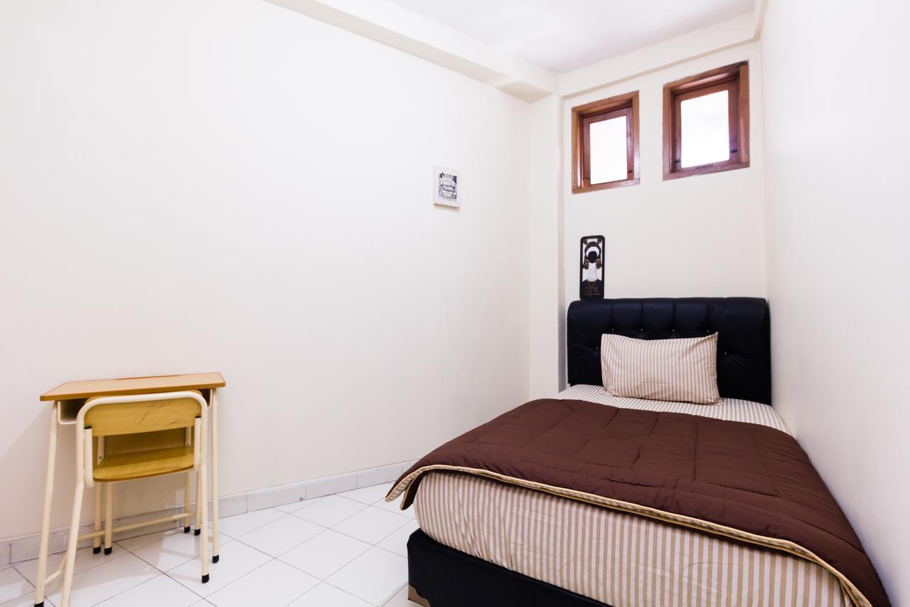 Pele Guesthouse Bandung Buitenkant foto