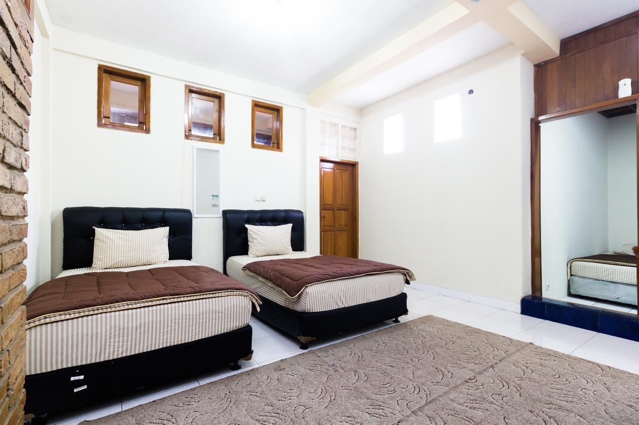 Pele Guesthouse Bandung Buitenkant foto