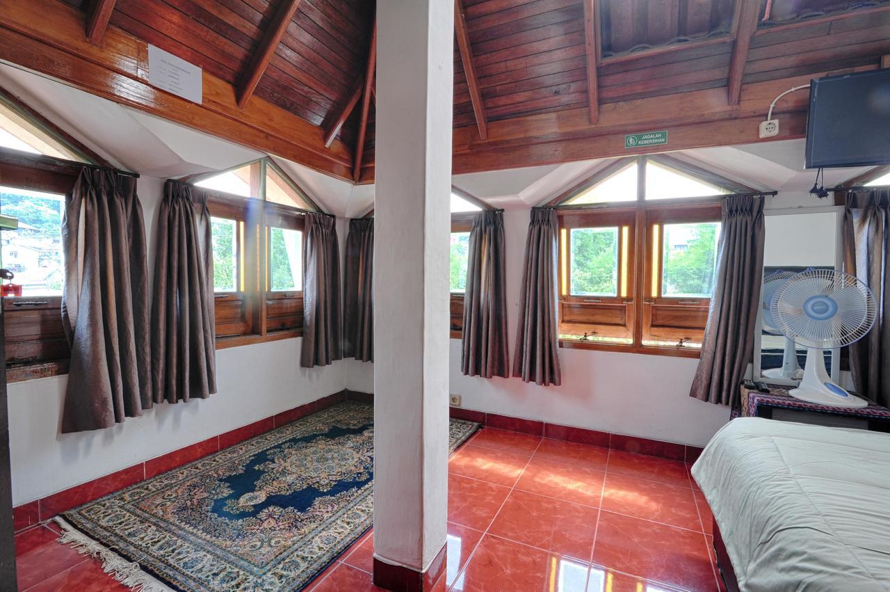 Pele Guesthouse Bandung Buitenkant foto